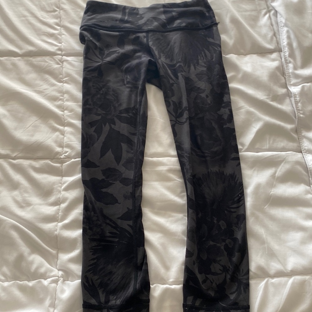 LULU Pants Black and grey flower / rose leggings (LuluLemon womens small).